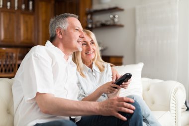 Olgun çift TV izleme