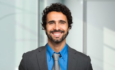 yakışıklı gülümseyen iş adamı