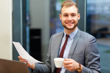 İş adamı kahve içiyor.