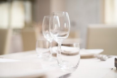 Gözlük bir restoran tablo
