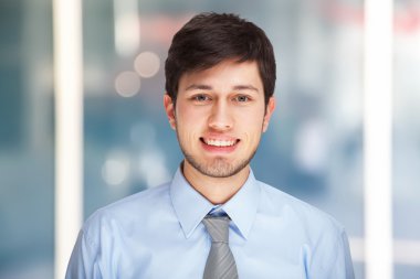 genç gülümseyen iş adamı