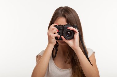 Bir fotoğraf makinesi kullanan kadın