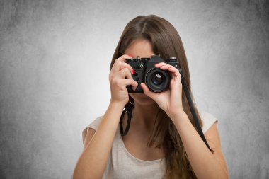 kadın fotoğrafçı bir eski fotoğraf makinesi kullanma