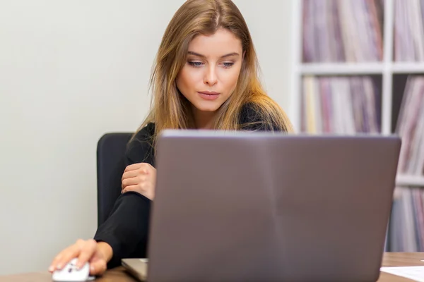 Kobieta korzystająca z laptopa — Zdjęcie stockowe