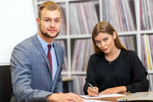 Collega's op het werk — Stockfoto