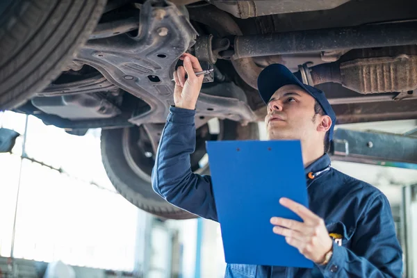 Mekaniker på arbetsplatsen i sitt garage — Stockfoto