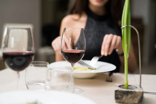 Mujer cenando en restaurante — Foto de Stock