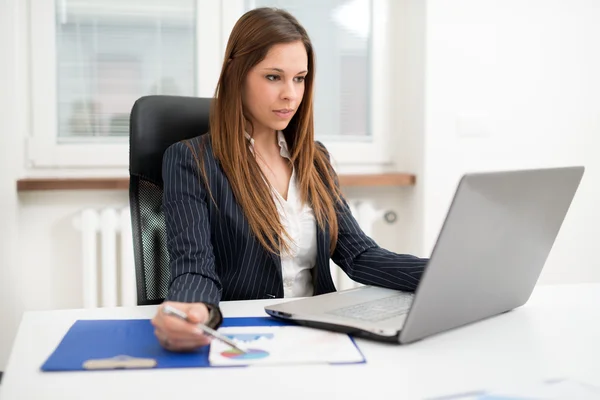 Donna d'affari utilizzando il computer portatile — Foto Stock