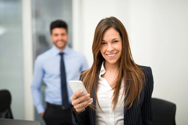Businesswoman using her smartphone — Stock Photo, Image