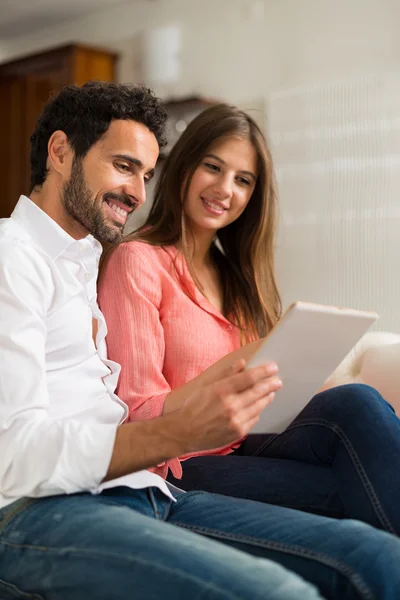 Pareja usando tableta digital —  Fotos de Stock