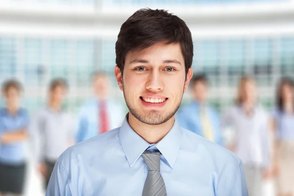 Jovem empresário sorridente — Fotografia de Stock