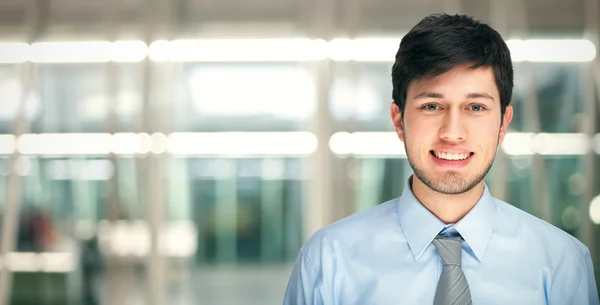 Junger lächelnder Geschäftsmann — Stockfoto