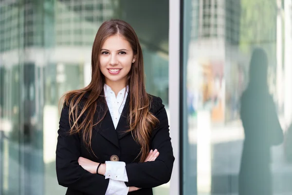 Jovem mulher de negócios sorridente — Fotografia de Stock