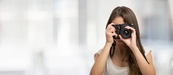 Γυναίκα φωτογράφος χρησιμοποιώντας μια παλιά φωτογραφική μηχανή — Φωτογραφία Αρχείου