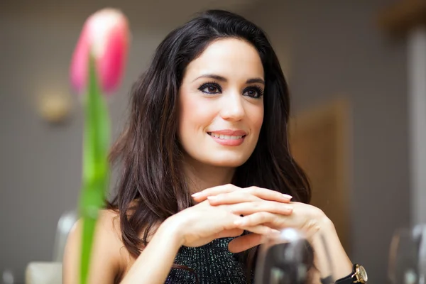 Mujer sentada en restaurante — Foto de Stock