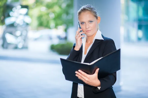 Kobieta na telefon odkryty — Zdjęcie stockowe