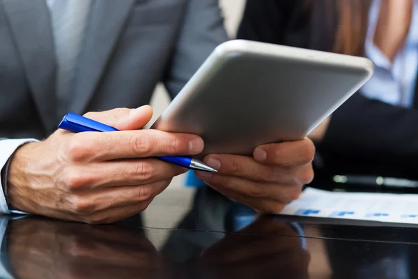 Affärsman med hjälp av Tablet PC — Stockfoto