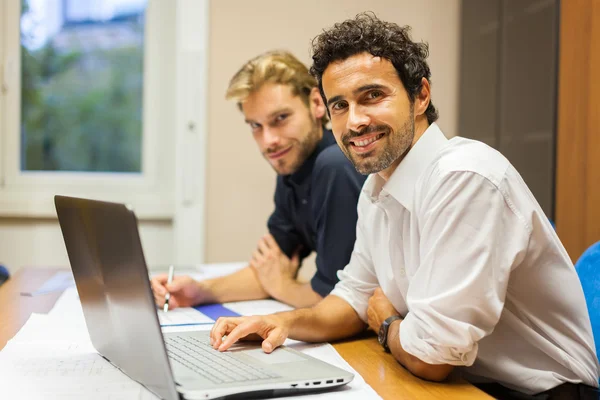 Uomini d'affari al lavoro — Foto Stock