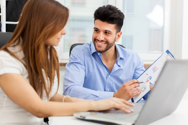 Pessoas de negócios usando laptop — Fotografia de Stock