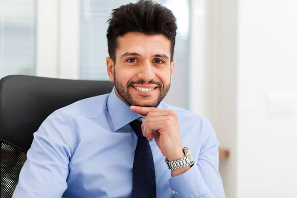 Hombre de negocios guapo en el escritorio —  Fotos de Stock