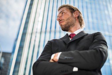 ofis binası önünde yakışıklı işadamı