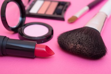 Kalıcı makyaj ürünleri ve araçları