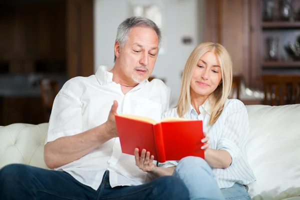Mature couple reading book — Stock Photo, Image