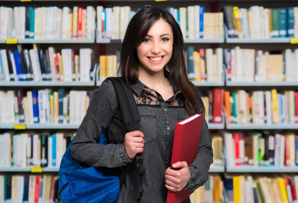 Piękną studentkę w bibliotece — Zdjęcie stockowe