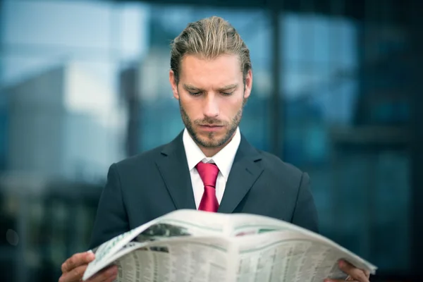 Mann liest Zeitung — Stockfoto