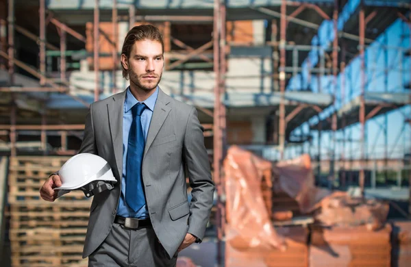 Arquiteto em frente ao canteiro de obras — Fotografia de Stock