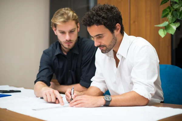 Pessoas que trabalham no seu escritório — Fotografia de Stock