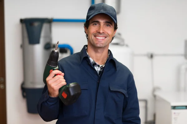 Sonriente trabajador sosteniendo destornillador —  Fotos de Stock