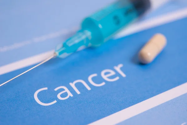 Documentos e medicamentos relacionados com o cancro — Fotografia de Stock