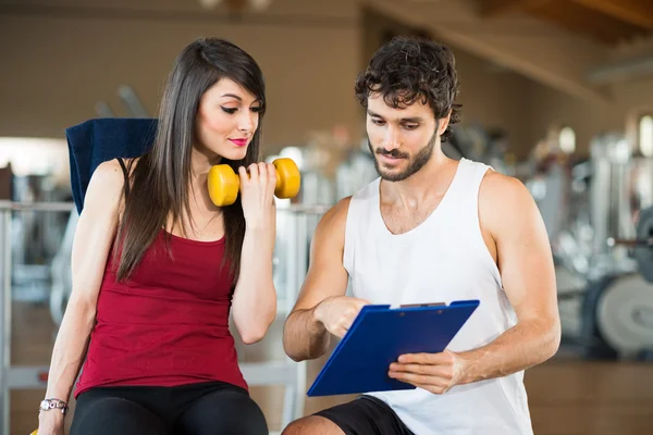 Donna che lavora in palestra — Foto Stock