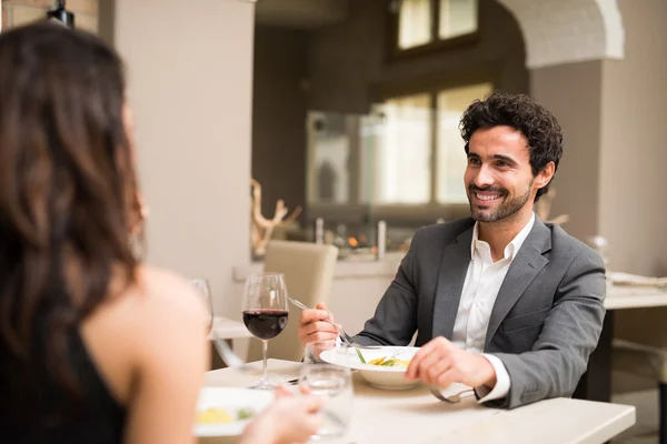 Paar beim Abendessen im Restaurant — Stockfoto