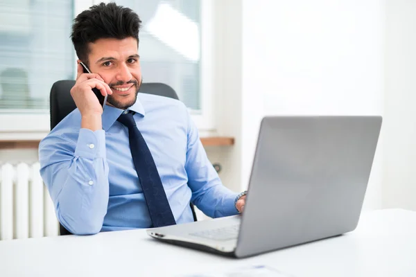 Empresario hablando por teléfono — Foto de Stock