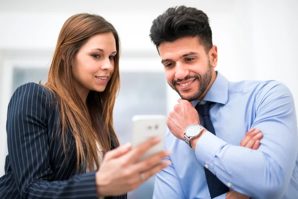 Pessoas de negócios usando telefone celular — Fotografia de Stock