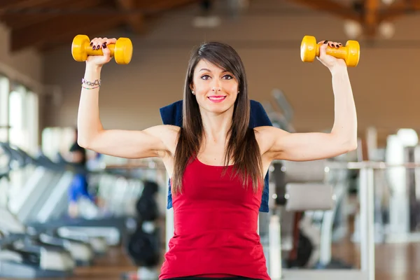 Женщина делает фитнес в тренажерном зале — стоковое фото