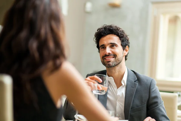 Pár večeří v restauraci — Stock fotografie