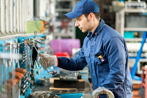 Werknemer op zoek naar de juiste gereedschap — Stockfoto