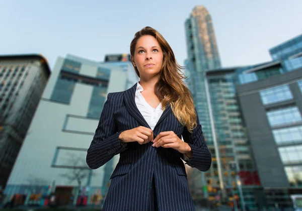 Mujer de negocios rubia al aire libre — Foto de Stock