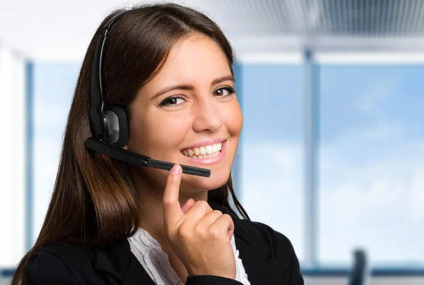 Vrouw met een headset — Stockfoto