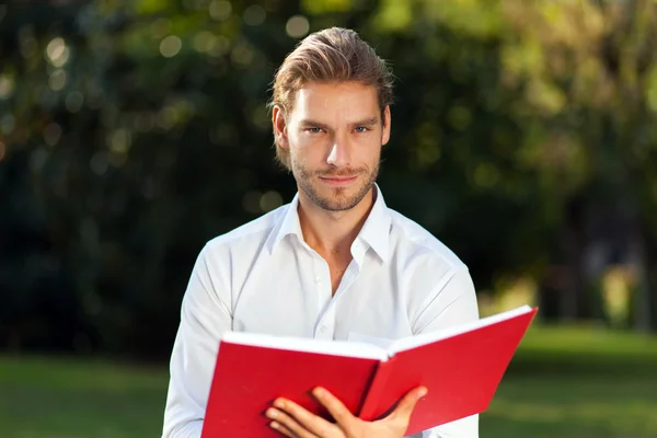 Homem leitura livro ao ar livre — Fotografia de Stock
