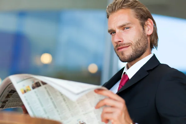 Geschäftsmann liest Zeitung — Stockfoto