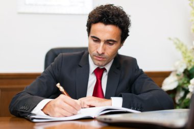 Kendine güvenen avukat çalışma