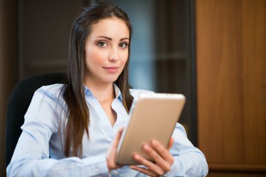 Tablet kullanan iş kadını