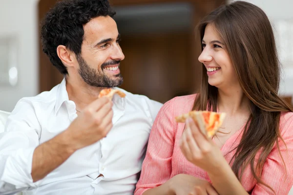 Casal comer pizza — Fotografia de Stock