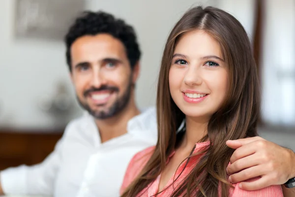 Jong koppel op sofa — Stockfoto