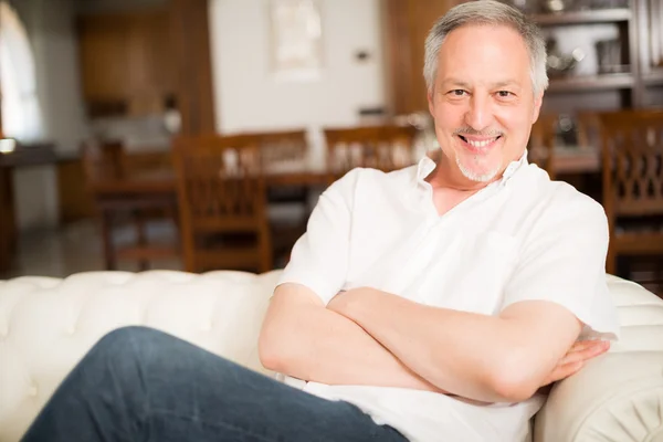 Reifer Mann entspannt sich auf Couch — Stockfoto