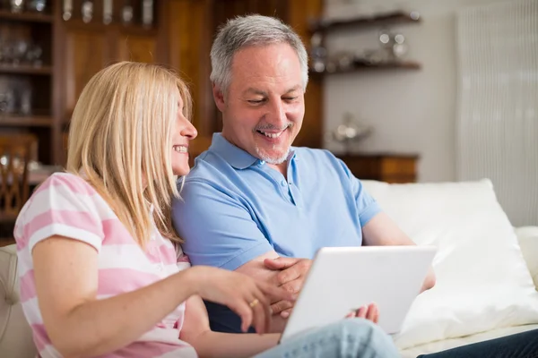 Mature couple using tablet — Stock Photo, Image